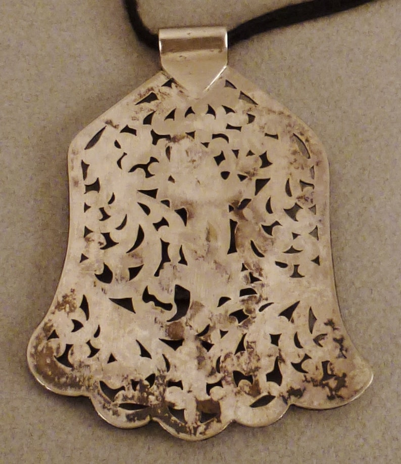 Jewelry LIZARD Gecko, Salamander Pendant, Foliate bell, 3in w, 4 Four Inches image 6
