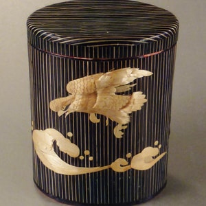 EAGLE TEACADDY, Asamblaż ze słomy, Haft jak na tekturze i tkaninie, 5 3/4 x 3 x 4 1/2 cala, Ręcznie robiony