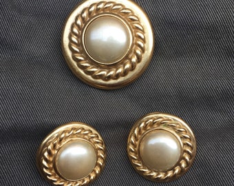 CAROLEE PEARLS SET, Wedding Jewelry Faux Pearls, Signed designer, pearls  goldtone, pierced earrings 1 in each diam and brooch 1 1/2 in diam