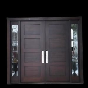 Könnte beinhalten: Eine dunkelbraune Holztür mit rechteckigen Paneelen und silbernen Griffen. Die Tür wird von schmalen Glasscheiben flankiert. Das Design ist modern und elegant. Geeignet für den Hauseingang.