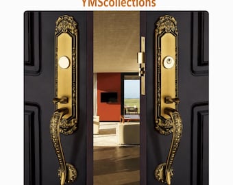 Puede incluir: Un par de manijas de puerta de latón antiguo ornamentadas con detalles de volutas intrincadas montadas en puertas negras oscuras. Los herrajes cuentan con una placa posterior rectangular vertical, un agarre curvo y un mecanismo de cerradura. Texto YMScollections YMS 6.