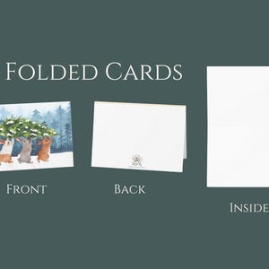 Pode incluir: Cart&otilde;es dobrados com uma cena de inverno com tr&ecirc;s coelhos carregando uma &aacute;rvore de Natal. A frente do cart&atilde;o mostra a ilustra&ccedil;&atilde;o, a parte de tr&aacute;s tem um logotipo e o interior est&aacute; em branco. O texto "FOLDED CARDS" est&aacute; no topo.