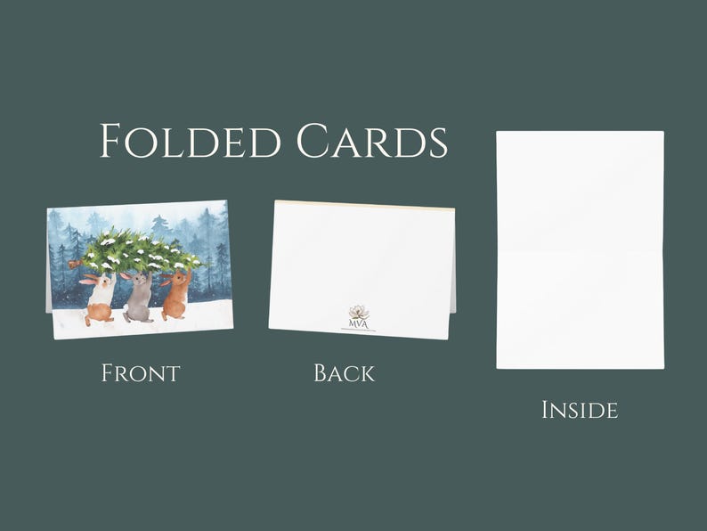Pode incluir: Cart&otilde;es dobrados com uma cena de inverno com tr&ecirc;s coelhos carregando uma &aacute;rvore de Natal. A frente do cart&atilde;o mostra a ilustra&ccedil;&atilde;o, a parte de tr&aacute;s tem um logotipo e o interior est&aacute; em branco. O texto "FOLDED CARDS" est&aacute; no topo.