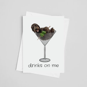 Drinks on Me Biglietto di auguri - Doodle Dog, Dog Mom, Poodle, Dirty Martini, Olive Martini, Cocktail, Happy Hour, Biglietto di compleanno, Congratulazioni