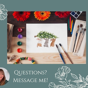 Pode incluir: Pintura em aquarela de tr&ecirc;s coelhos carregando uma &aacute;rvore de Natal. A obra de arte &eacute; cercada por materiais de arte, incluindo pinc&eacute;is, l&aacute;pis de cor e tinta. O texto "QUESTIONS? MESSAGE ME!" est&aacute; na parte inferior da imagem.