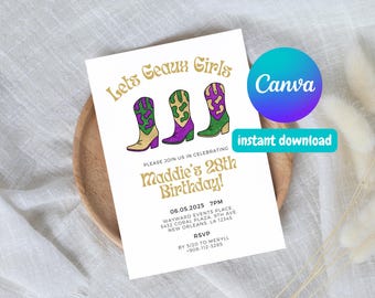 Könnte beinhalten: Eine weiße Einladungskarte mit goldener Schrift, die "Lets Geaux Girls" und "Maddie's 28th Birthday!" lautet. Die Einladung zeigt eine Grafik mit drei lila, grünen und goldenen Cowboystiefeln. Der Text enthält auch das Datum, die Uhrzeit, den Ort und die RSVP-Informationen.