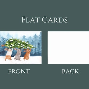 Pode incluir: Cart&otilde;es planos com uma ilustra&ccedil;&atilde;o em aquarela de tr&ecirc;s coelhos carregando uma &aacute;rvore de Natal por uma floresta nevada. A frente do cart&atilde;o mostra a ilustra&ccedil;&atilde;o, e a parte de tr&aacute;s est&aacute; em branco. O texto na parte superior diz "FLAT CARDS" e "FRONT" e "BACK" na parte inferior.