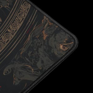 K&ouml;nnte beinhalten: Schwarzes Mauspad mit einer detaillierten, dunklen Illustration, die eine Figur mit aufwendigen Details und einem dekorativen Rand zeigt. Die Kanten sind mit schwarzen N&auml;hten versehen. Das Design beinhaltet Farbt&ouml;ne von Schwarz, Braun und Rot.