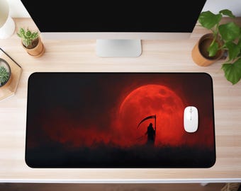 Könnte beinhalten: Schwarzes rechteckiges Mauspad mit rotem Vollmond und einer Silhouette einer Figur mit einer Sense. Das Design hat ein dunkles, ominöses Thema. Eine weiße Computermaus befindet sich auf der rechten Seite.