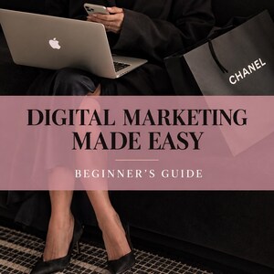 Könnte beinhalten: Ein silberner Laptop und ein Smartphone werden über einem schwarzen Rock und schwarzen High Heels gehalten. Eine schwarze Chanel-Einkaufstasche steht daneben. Das Bild enthält den Text DIGITAL MARKETING MADE EASY und BEGINNER'S GUIDE.