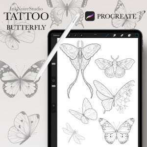 Peut inclure: Illustration numérique de motifs de tatouages de papillons sur un écran de tablette. Les dessins sont en noir et blanc, représentant diverses espèces de papillons et une libellule. La tablette est accompagnée d'un stylet et du logo de l'application Procreate. Le texte "InkNoireStudio TATTOO BUTTERFLY" est également visible.