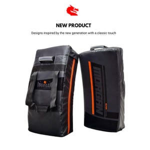 Op de afbeelding: Twee zwarte en oranje kickboks pads met het woord "MORGAN" erop gedrukt. De pads zijn gemaakt van een duurzaam materiaal en hebben een comfortabele grip.