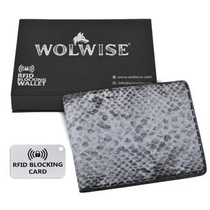 Pode incluir: Uma carteira dobrável com padrão de pele de cobra cinza e preta, acompanhada por uma caixa de apresentação preta com a etiqueta WOLWISE RFID BLOCKING WALLET e um cartão de bloqueio RFID prateado com ícone de cadeado e texto.