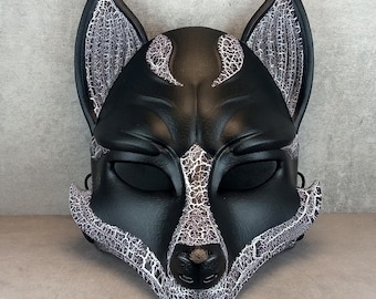 Maschera Okami in bianco e nero screpolata: maschera di lupo giapponese, stile Kitsune