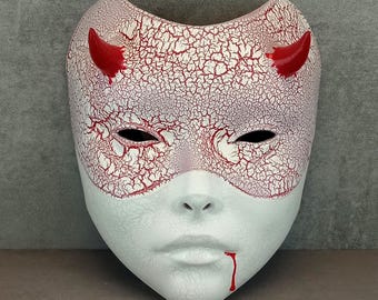 Maschera da geisha bianca con sangue dalla bocca: maschera giapponese con le corna, stile strega