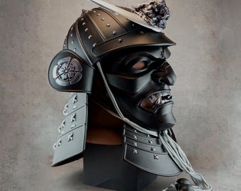 Casco de samurái Kabuto con máscara: armadura de guerrero japonés con diseño de luna creciente y león - Arte para vestir