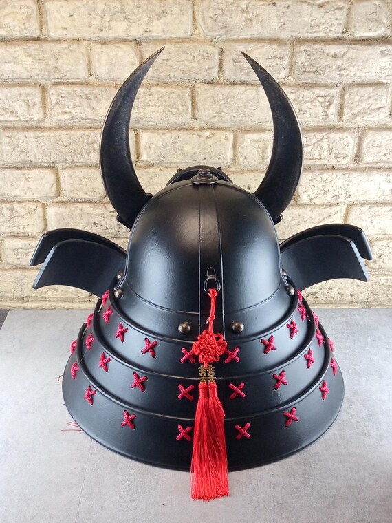 侍の兜（かぶと）：日本の武士の鎧 - 月鬼虎のデザイン - 着用可能な