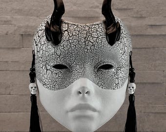 Maschera da geisha bianca e nera screpolata, strega cornuta, arte indossabile, accessorio gotico, decorazione con nappe a forma di teschio