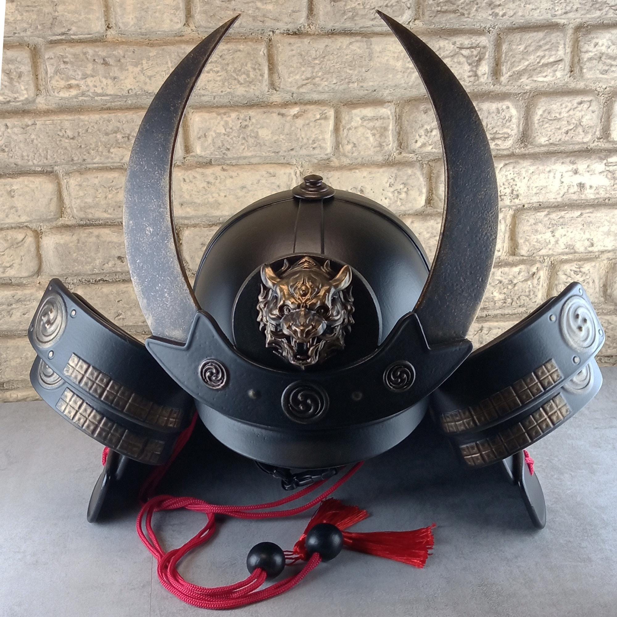 侍の兜（かぶと）：日本の武士の鎧 - 月鬼虎のデザイン - 着用可能な