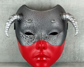 Maschera da geisha rossa con corna d'argento: arte indossabile, stile strega