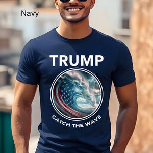 Camiseta «Súbete a la ola de Trump» / Camiseta patriótica con la bandera estadounidense