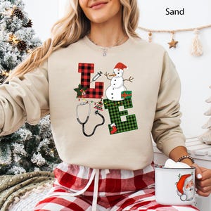 Medizinische Liebe Weihnachten Sweatshirt | ER RN, Doc Holiday Sweater