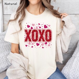Uściski i pocałunki T-shirt na Walentynki | T-shirt z motywem miłosnym, koszulka Bądź moją Walentynką, prezent dla niej, słodka koszulka z serduszkami, pocałunek Kupidyna