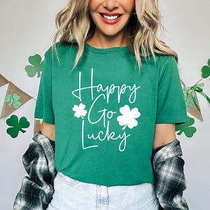 Koszulka z napisem „Happy Go Lucky St Patricks Day” | Zabawna koszulka z koniczyną do picia