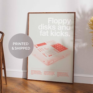 Könnte beinhalten: Gerahmtes Poster mit dem Text "Floppy disks and fat kicks". Das Poster zeigt einen hellrosa Vintage-Drumcomputer mit roten Knöpfen. Das Poster befindet sich in einem Holzrahmen und lehnt an einer weißen Wand.