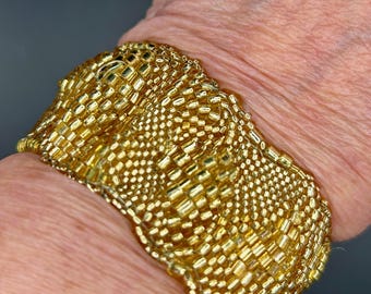 Peyote Beaded Bracelet: Wavy Gold