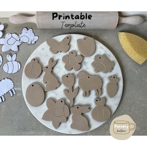 Op de afbeelding: Printbare sjabloon voor het maken van klei-versieringen. De sjabloon bevat verschillende vormen, waaronder een vlinder, een bloem, een lieveheersbeestje, een konijn, een schaap, een kikker, een bij en een tulp. De sjabloon is afgedrukt op wit papier en is klaar om uit te knippen en te gebruiken.