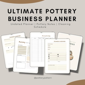 Könnte beinhalten: Ein digitaler Geschäftsplaner für Töpfereien, der auf mehreren Tablets angezeigt wird. Der Planer enthält Abschnitte für den Geschäftsüberblick, Töpfernotizen und einen Reinigungsplan. Der Text auf dem Bild lautet "ULTIMATE POTTERY BUSINESS PLANNER".