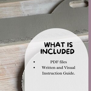 Puede incluir: Una tarjeta blanca con el texto "What is Included" y una lista de elementos: archivos PDF, gu&iacute;a de instrucciones escrita y visual.