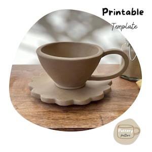 Op de afbeelding: Printbare sjabloon voor een aardewerken kop en schotel met een gegolfde rand. De kop en schotel zijn lichtbruin.