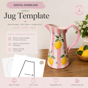 Op de afbeelding: Een digitale download voor een printbaar aardewerksjabloon getiteld Jug Template. De afbeelding toont een keramische kan met roze verticale strepen en gele citroenillustraties, naast papieren sjablonen met het label Jug Side Wall A.