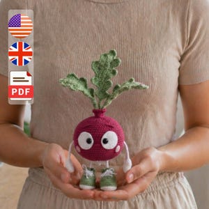 Schema per realizzare un peluche fai da te a forma di ravanello all'uncinetto, in formato PDF, e un orto americano fai da te.