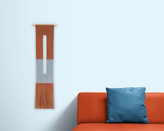 Arazzo minimalista in macramè, decorazione geometrica in fibra.