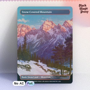 Puede incluir: Una tarjeta coleccionable con un paisaje montañoso con picos nevados bajo un cielo azul. La tarjeta está etiquetada como "Snow-Covered Mountain" y "Basic Snow Land - Mountain". También es visible el texto "Black Magic Proxy".