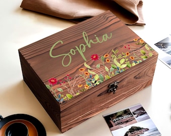 Scatola ricordo in legno con fiori di campo personalizzata: regalo commemorativo floreale rustico, scrigno dei ricordi di nozze, scatola fotografica per lei