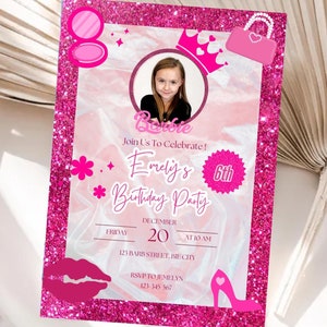 Könnte beinhalten: Rosa glitzernde Geburtstagseinladung mit einem Foto eines Mädchens, einer Krone, einer Handtasche und Lippenstift. Der Text lautet "Barbie Feiern Sie mit uns! Emely's 6th Birthday Party Dezember 20 um 10:00 Uhr 123 Barb Street, Bie City RSVP an Jemelyn 123-345-567"