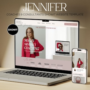 Può includere: Un computer portatile che mostra un modello di sito web per coach e consulenti. Il sito web è progettato in uno schema di colori rosa chiaro e bianco e presenta una foto di una donna con una giacca rossa. Il sito web è intitolato "Money Mindset with Jennifer" e include una barra di navigazione con link a "Home", "About", "Services", "Blog" e "Prenota una consulenza gratuita". Il sito web presenta anche una sezione intitolata "Come visto su" con loghi per Forbes, Bazaar e Stylist. Il laptop è appoggiato su un tavolo di legno.