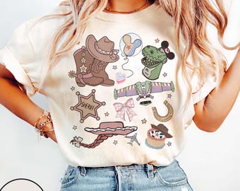 Maglietta Comfort Color Retro Toy Story, Maglietta Woody Buzz Jessie, Maglietta con un simpatico giocattolo Disney, Maglietta con il distintivo del personaggio Pixar, Magliette "Viaggio in famiglia Disney 2025"
