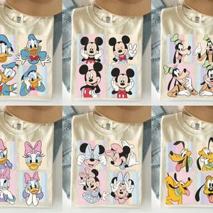 Może przedstawiać: Kremowe koszulki z kolorowymi wzorami postaci z kresk&oacute;wek. Każda koszulka prezentuje inny zestaw postaci, w tym Kaczora Donalda, Myszki Miki, Goofy'ego, Daisy Duck, Myszki Minnie i Pluto, w układzie przypominającym siatkę.