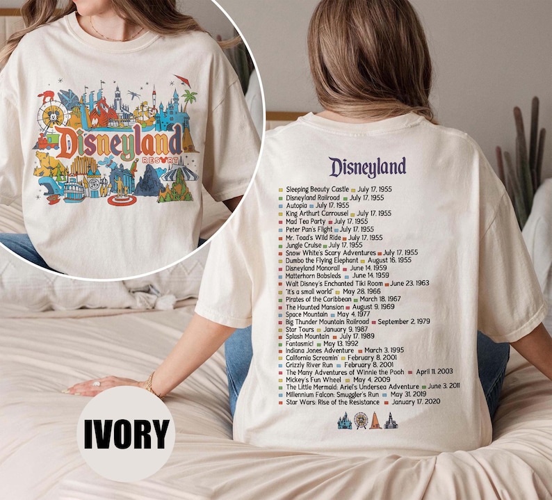 Puede incluir: Camiseta de color marfil con un gr&aacute;fico colorido de Disneyland en la parte delantera. La parte trasera de la camiseta enumera las atracciones de Disneyland y sus fechas de apertura. Estilo c&oacute;modo e informal.
