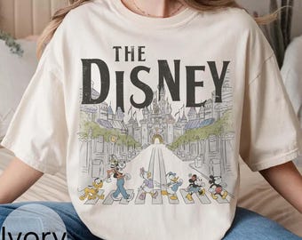 Comfort Color® Disney Micky und Freunde Crossing the Road Shirt, Retro Micky T-Shirt, Disneyworld Shirt, Vintage Goofy Pluto T-Shirt, Magisch
