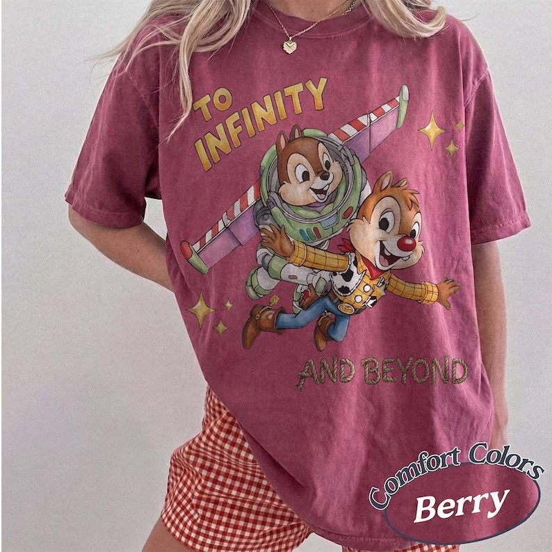 Puede incluir: Camiseta de color bayas con un gr&aacute;fico de Chip y Chop como Buzz Lightyear y Woody con el texto "TO INFINITY AND BEYOND". La camiseta tambi&eacute;n tiene las palabras "Comfort Colors" y "Berry".