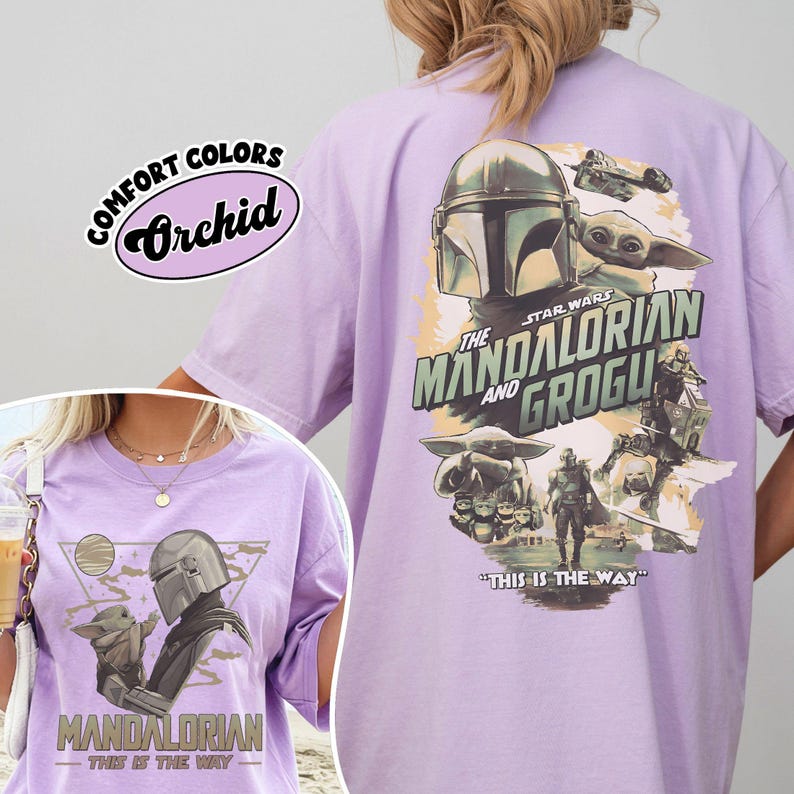 Op de afbeelding: Orchidee-kleurig T-shirt met afbeeldingen uit de serie "The Mandalorian". De voorkant toont de Mandalorian en Grogu, terwijl de achterkant een groter ontwerp heeft met de tekst "The Mandalorian and Grogu" en "This is the Way."