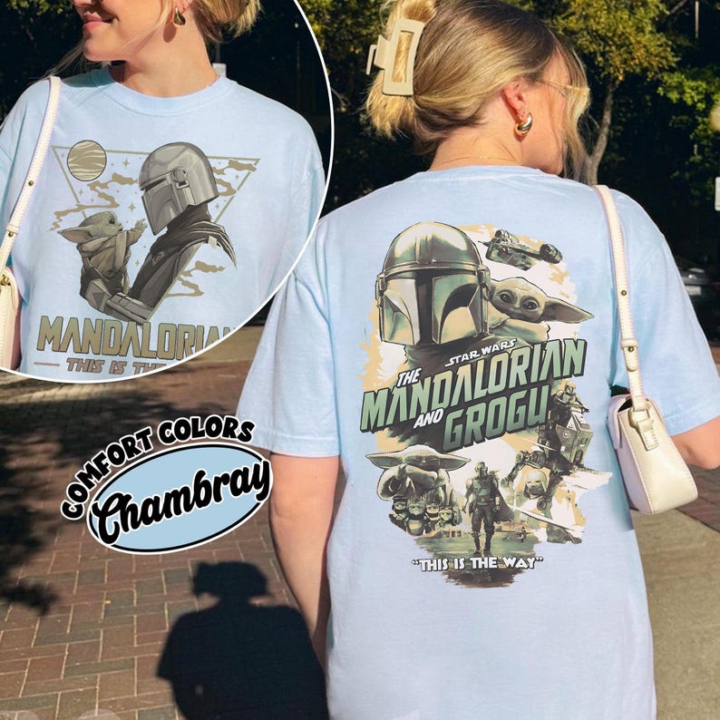Op de afbeelding: Lichtblauw T-shirt met een afbeelding van The Mandalorian en Grogu uit Star Wars. Het ontwerp aan de voorkant bevat de tekst "MANDALORIAN" en "THIS IS THE WAY". Het ontwerp aan de achterkant bevat de tekst "STAR WARS THE MANDALORIAN AND GROGU".