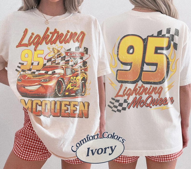 Może przedstawiać: Kremowa koszulka z grafiką Zygzaka McQueena z filmu Auta. Prz&oacute;d przedstawia postać z napisem "Lightning 95 McQueen". Tył pokazuje numer 95 z płomieniami i "Lightning McQueen."