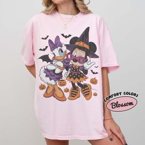 Koszulka Comfort Colors® Retro Minnie Daisy na Halloween, Straszne przyjaciółki Disneya, Koszulka „Cukierek albo psikus” 2026, Koszulka pasująca do Disneylandu na Halloween zdjęcie 6